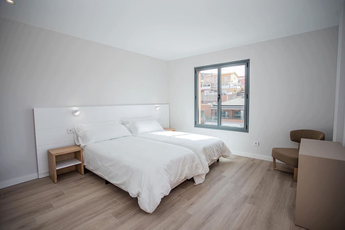 3 bedrooms, premium bedding, down comforters, in-room safe