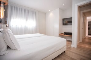 Peralatan tempat tidur premium, gebar bulu kapas, peti besi dalam bilik 