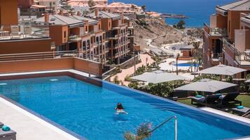 2 ulkouima-allasta, aurinkovarjoja, aurinkotuoleja