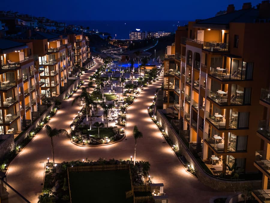 Fachada de la propiedad por la tarde o noche