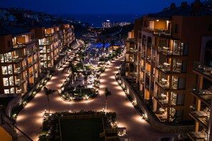 Fachada da propriedade à noite
