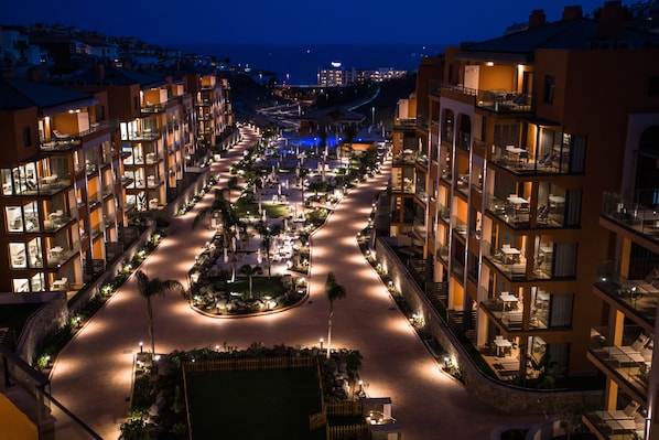 Vista frontal de la propiedad por la tarde o noche