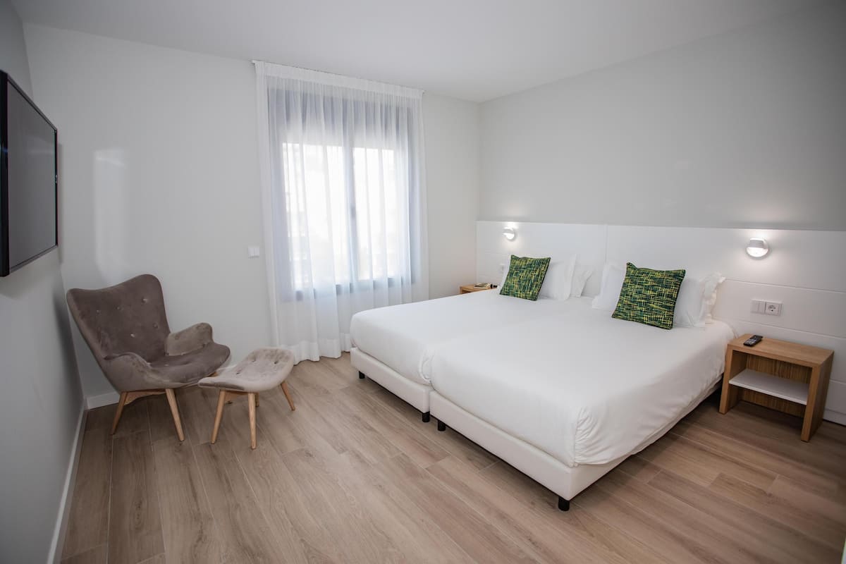 3 bedrooms, premium bedding, down duvets, in-room safe