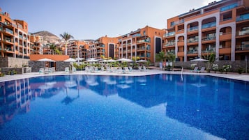 2 piscines a l'aire lliure, para-sols i gandules