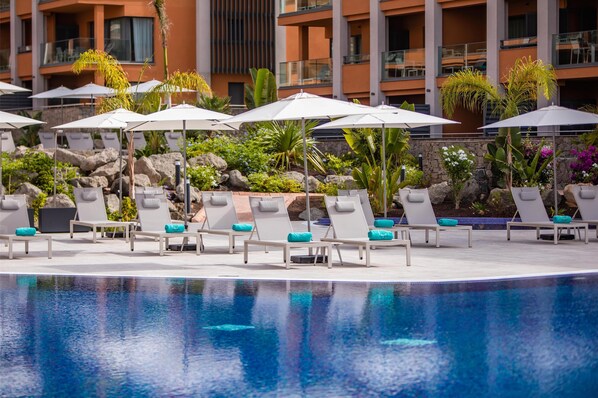 2 piscinas al aire libre, sombrillas, tumbonas