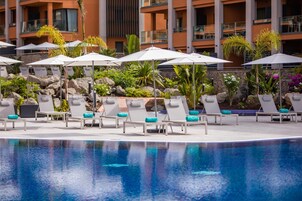 2 piscinas al aire libre, sombrillas, tumbonas