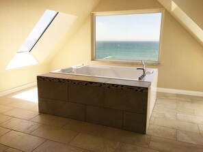 Towels, soap, shampoo, toilet paper - The Castle Inn of the Lost Coast (Whitethorn)