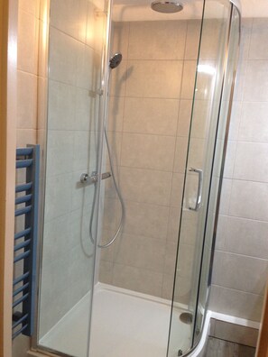 Bañera, secador de pelo y papel higiénico