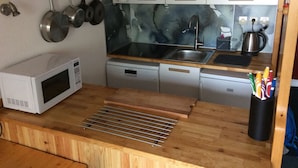 A compact kitchen with a microwave, sink, and dishwashers. - Duplex Apartment in Arc 1800, Aiguille Grive 3, 40m2, ski in/out (Bourg-Saint-Maurice)