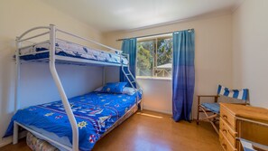 3 habitaciones y tabla de planchar con plancha