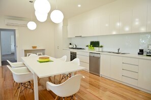 House, 4 Bedrooms (2 Queen, 1 Bunk, 1 Tri-bunk) | In-room dining