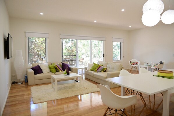 House, 4 Bedrooms (2 Queen, 1 Bunk, 1 Tri-bunk) | Living area