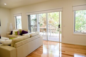 House, 4 Bedrooms (2 Queen, 1 Bunk, 1 Tri-bunk) | Living area