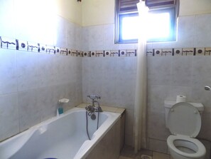 Ducha y bañera combinadas y bañera profunda