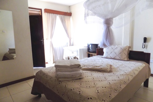 Premium bedding, desk, soundproofing, WiFi (free)