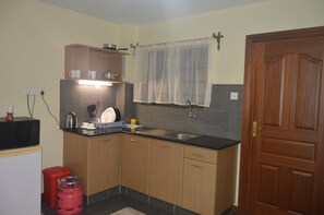 冰箱、微波炉、炉灶、电热水壶