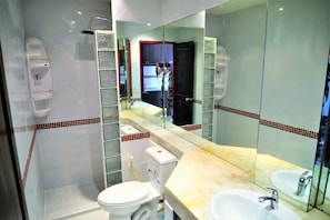 Appartement | Badkamer | Een douche, handdoeken