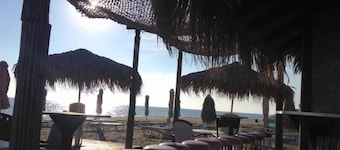 Luxe oase met uitzicht op zee in de buurt van de luchthaven