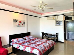 Iron/ironing board, WiFi, bed sheets - Top Floor Spacious Studio (Pattaya)