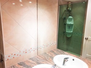 Studio | Badezimmer | Dusche, Handtücher