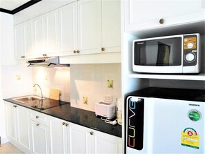 Studio | Private kitchen | Fridge, microwave, stovetop, electric kettle