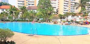 อพาร์ทเมนท์ | สระว่ายน้ำ | สระว่ายน้ำกลางแจ้ง