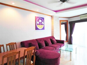Apartment | Living room | 30-inch TV with cable channels, ping pong - Super 1 bed Condo View Talay 1 (Pattaya)