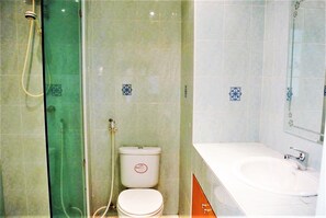 Studio | Badezimmer | Dusche, Handtücher, Toilettenpapier