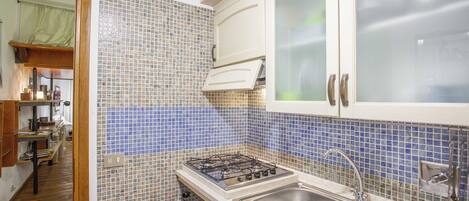 Fridge, oven, stovetop, coffee/tea maker