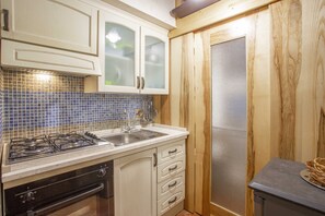 Kühlschrank, Ofen, Herdplatte, Wasserkocher mit Kaffee-/Teezubehör