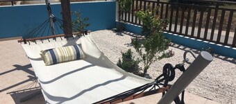 Luxe oase met tuin vlakbij strand en luchthaven