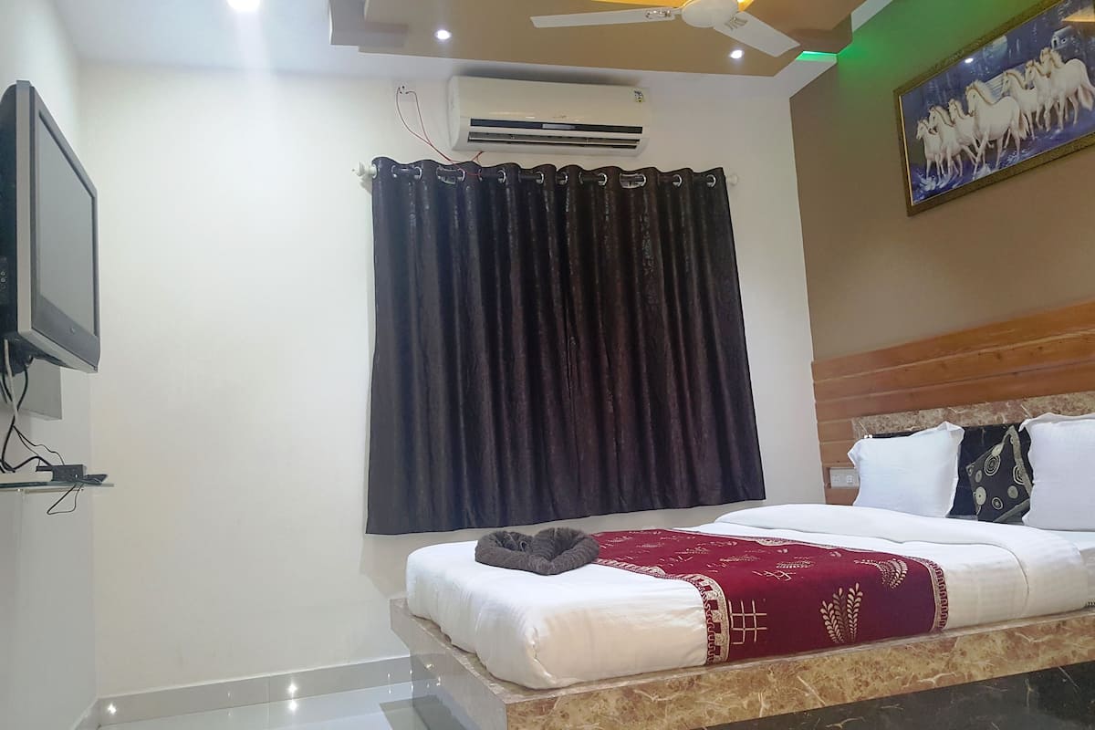 1 bedroom, premium bedding, minibar, in-room safe