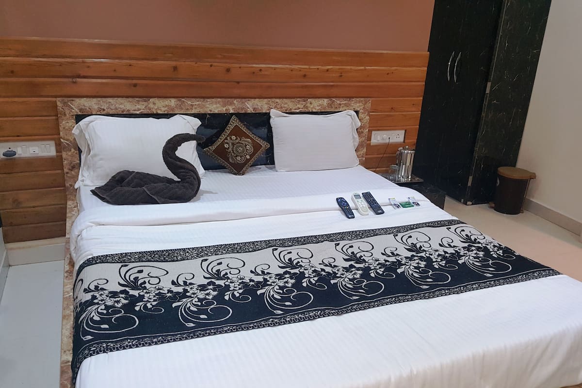 1 bedroom, premium bedding, minibar, in-room safe
