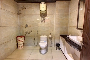 Quarto premium, 1 cama de casal | Banheiro | Toalhas de banho 