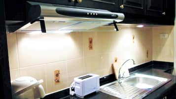 Studio | Dapur pribadi | Lemari es, microwave, kompor, dan ketel listrik