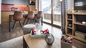 Una cocina moderna con comedor, ventanas amplias y televisor.