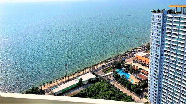 Ein Hotel an der Küste mit Pool, Zugang zum Strand und Meerblick.
