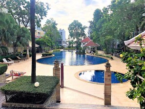 อพาร์ทเมนท์ | สระว่ายน้ำ | สระว่ายน้ำกลางแจ้ง