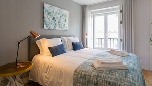 Room - JOIVY Sunny 1-bed flat w/terrace&sea view in Baixa,3mins to Arco da Rua Augusta (Lisboa)
