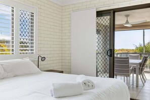 2 slaapkamers, een strijkplank/strijkijzer, gratis wifi, beddengoed