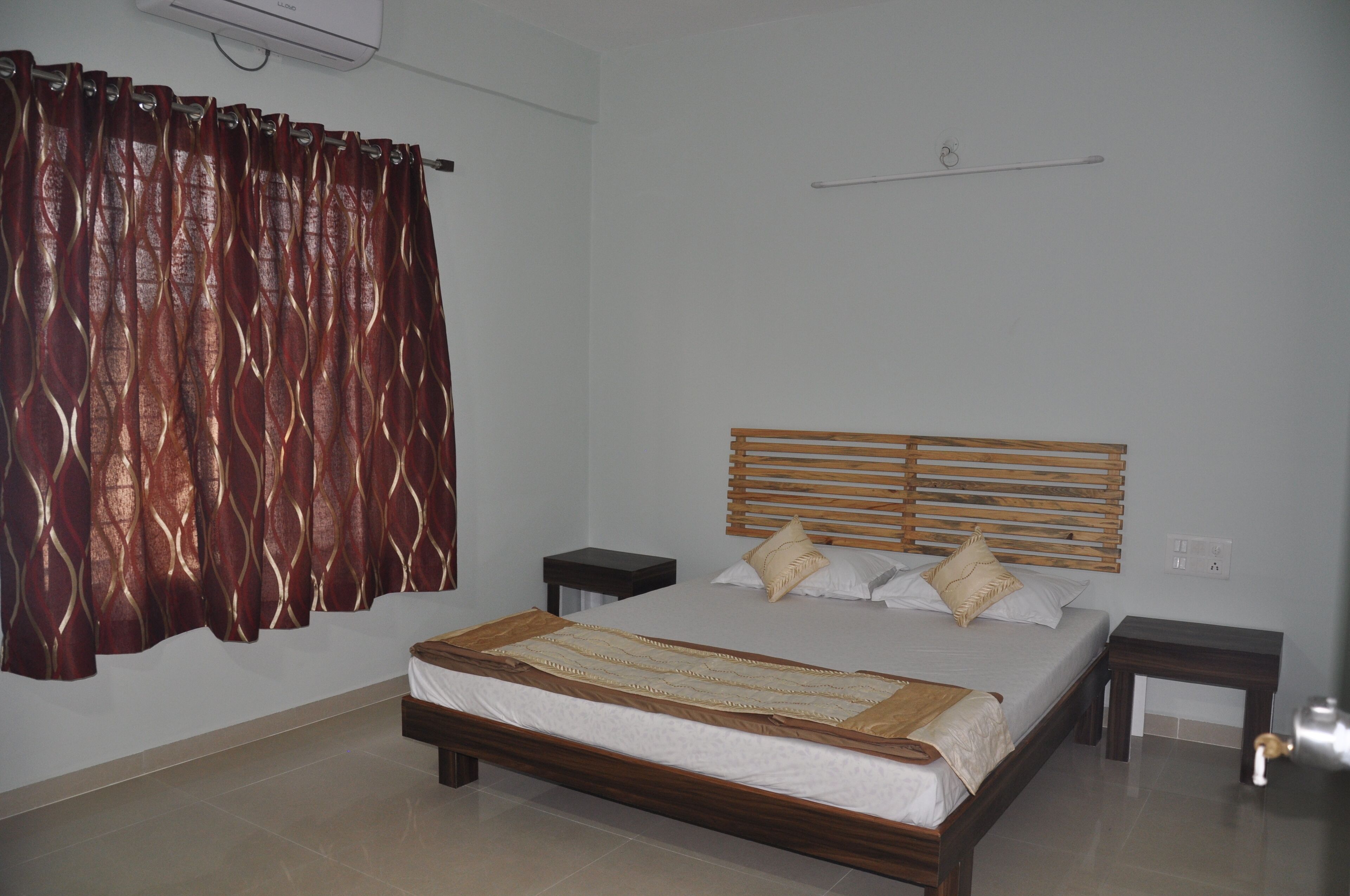 2 dormitorios, tabla de planchar con plancha, ropa de cama