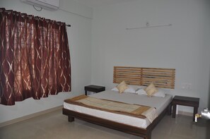 2 bedrooms, iron/ironing board, bed sheets