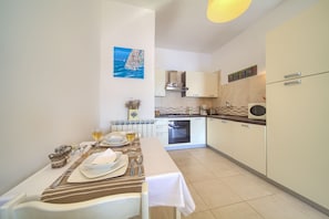 Monolocale, cucina, vista mare | Cucina privata | Frigorifero con congelatore, microonde, piano cottura, lavastoviglie