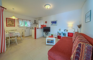 Appartamento, 1 camera da letto, cucina, vista mare | Area soggiorno | TV LCD