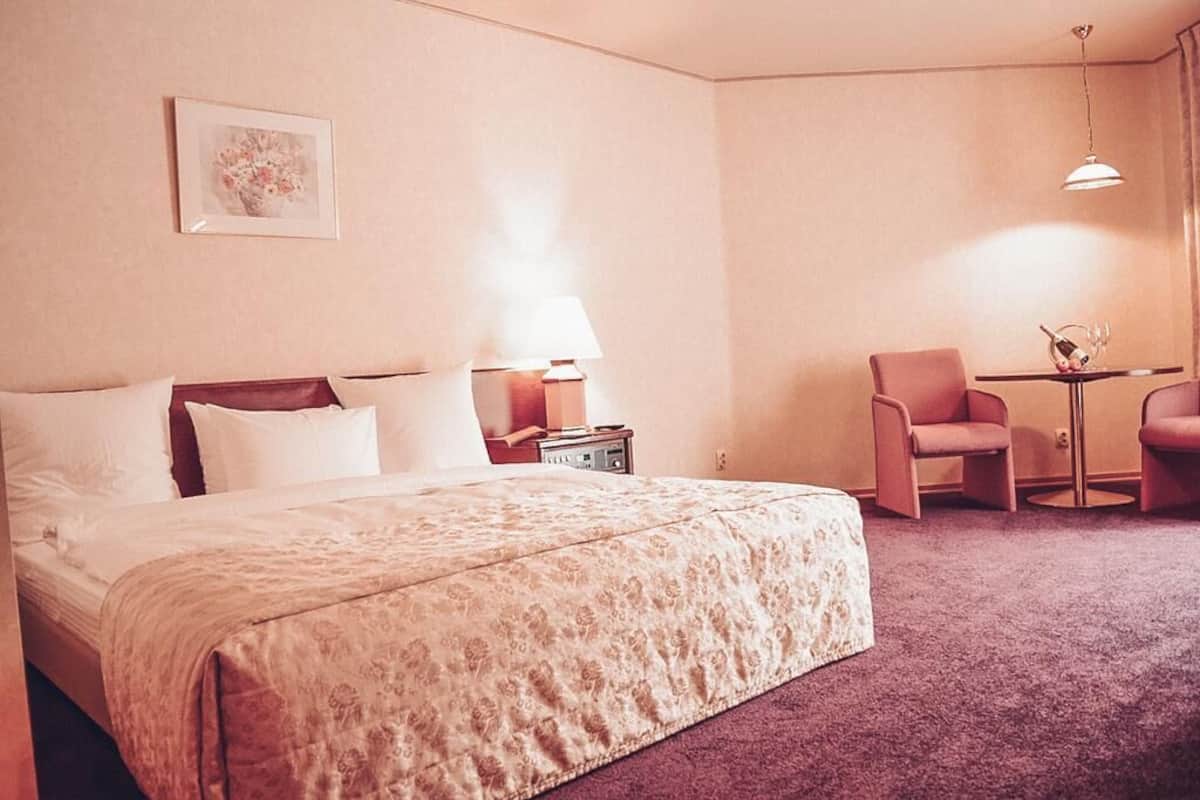 Kamar Double Standar, pemandangan halaman | Minibar, brankas, meja kerja, dan tirai kedap cahaya