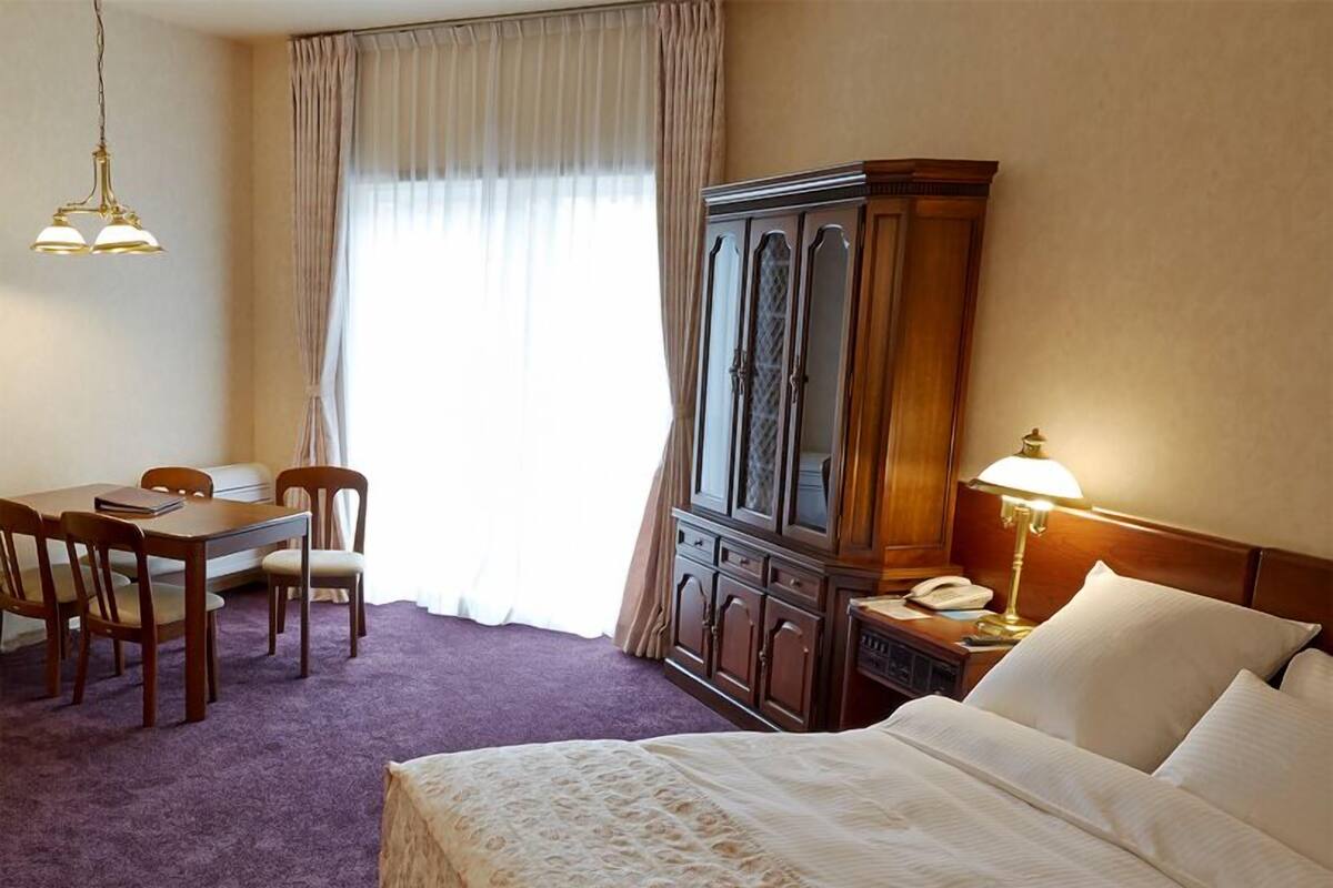 Studio Deluks, 1 Tempat Tidur King, pemandangan gunung | Minibar, brankas, meja kerja, dan tirai kedap cahaya