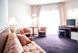 Family Room, Courtyard View | Minibar, in-room safe, desk, blackout curtains