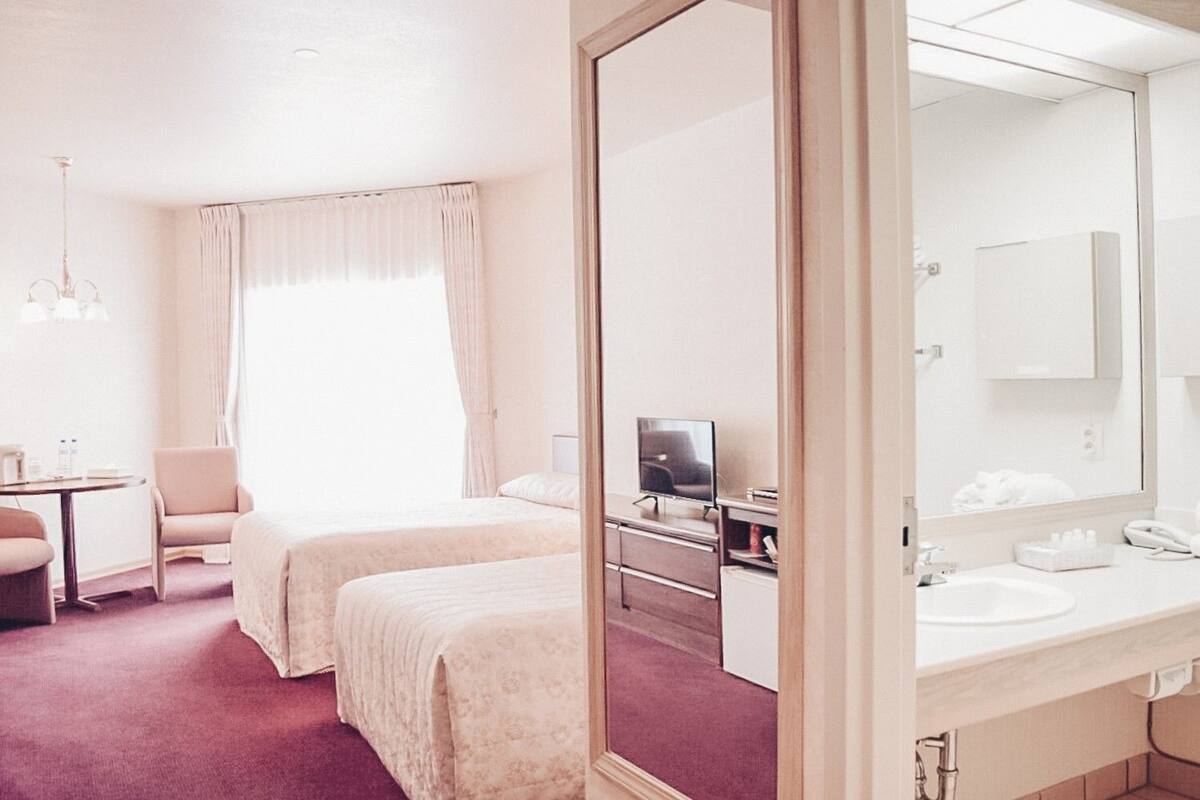 Kamar Twin Standar, pemandangan halaman | Minibar, brankas, meja kerja, dan tirai kedap cahaya