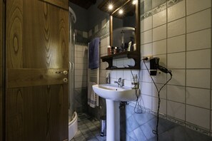 Een douche, een haardroger, een bidet
