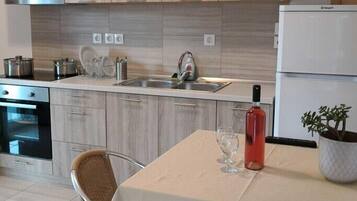 Full-sized fridge, oven, stovetop, cookware/dishes/utensils